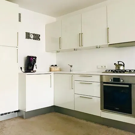 Central Located Spacious 2 公寓 *